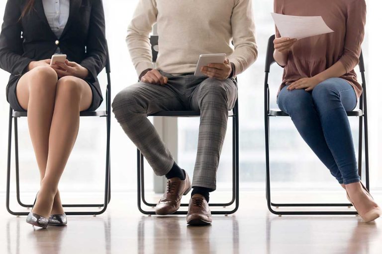 Hombre vistiendo camisa y corbata para una entrevista de trabajo